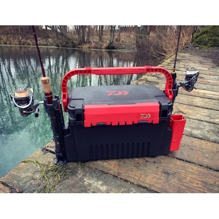Ящик рыболовный Daiwa TACKLE BOX TB4000 BLACK/RED Ящик рыболовный Daiwa TACKLE BOX TB4000 BLACK/RED